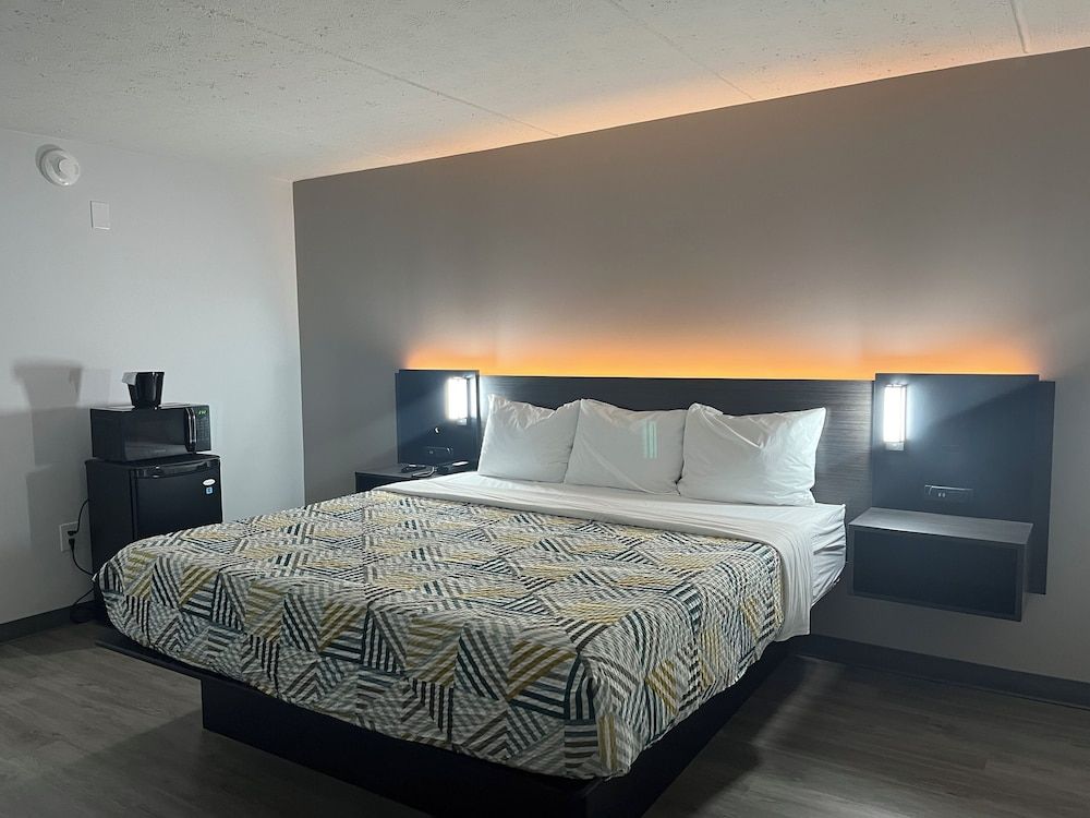 Motel 6 Rockford, IL – RFD Airport Deluxe Room, 1 King Bed, Non Smoking 2