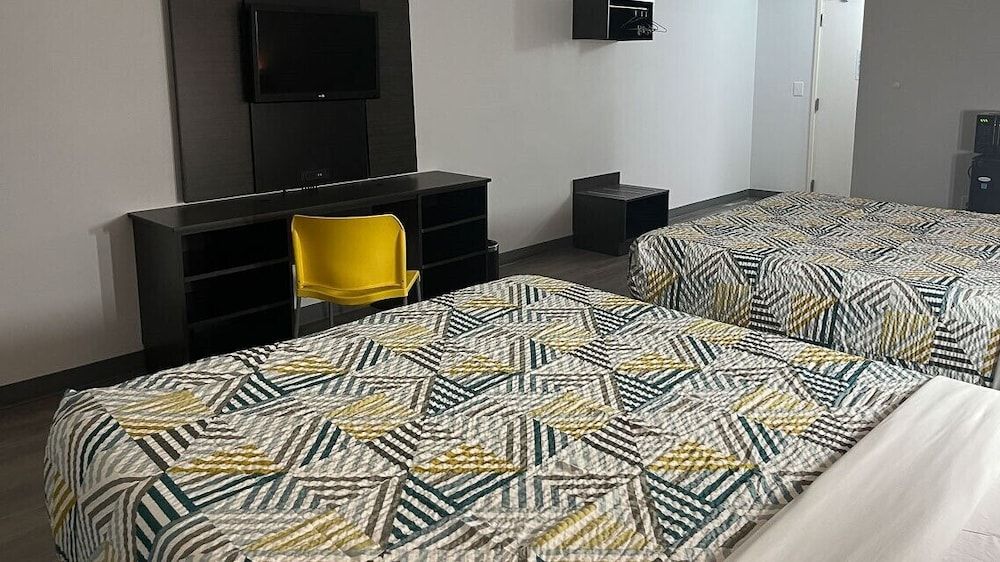 Motel 6 Rockford, IL – RFD Airport Deluxe Room, 2 Queen Beds, Non Smoking, Refrigerator & Microwave 3