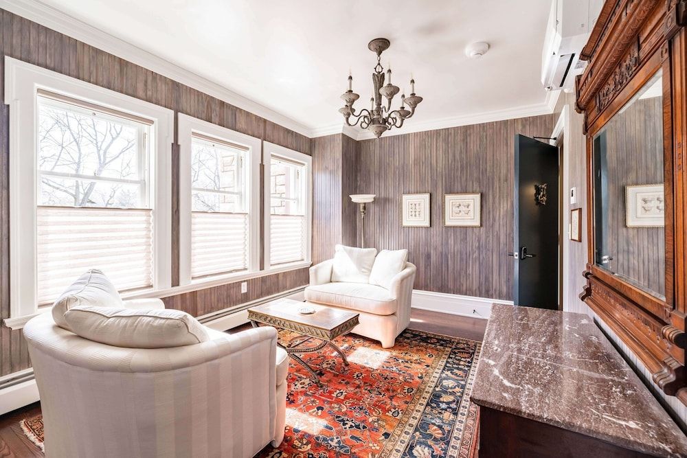 The Willoughby House Deluxe Studio Suite 2