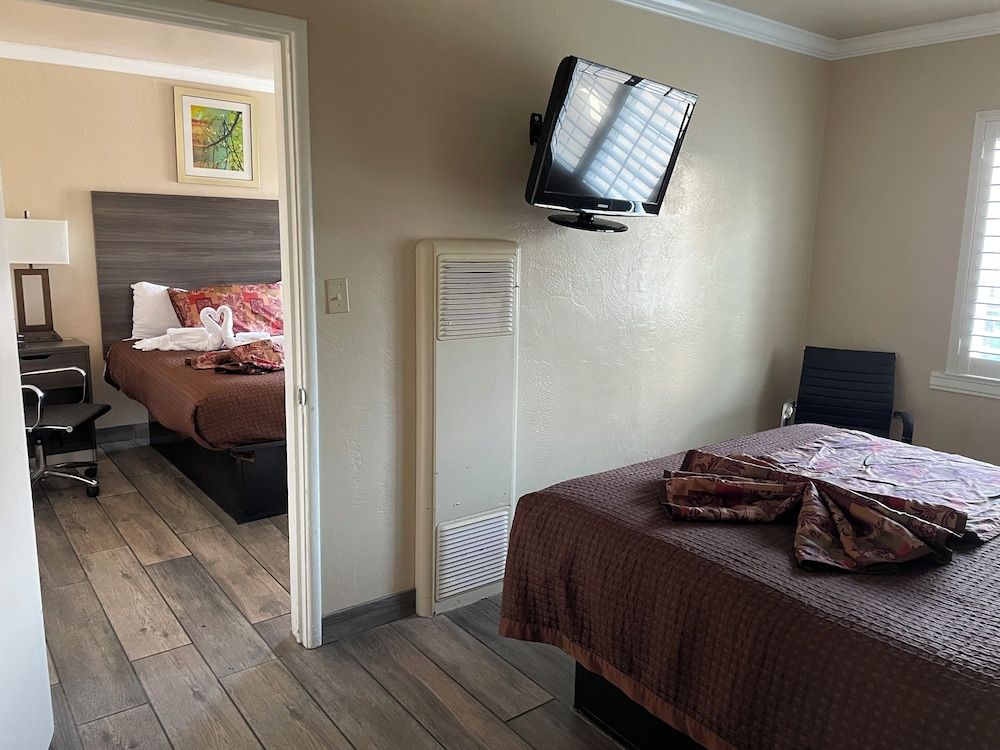 Holland Inn & Suites Family Room