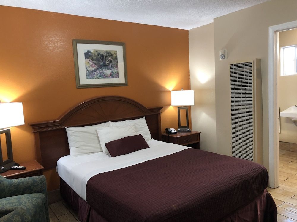 Holland Inn & Suites Basic Single Room, 1 Queen Bed, Accessible 2