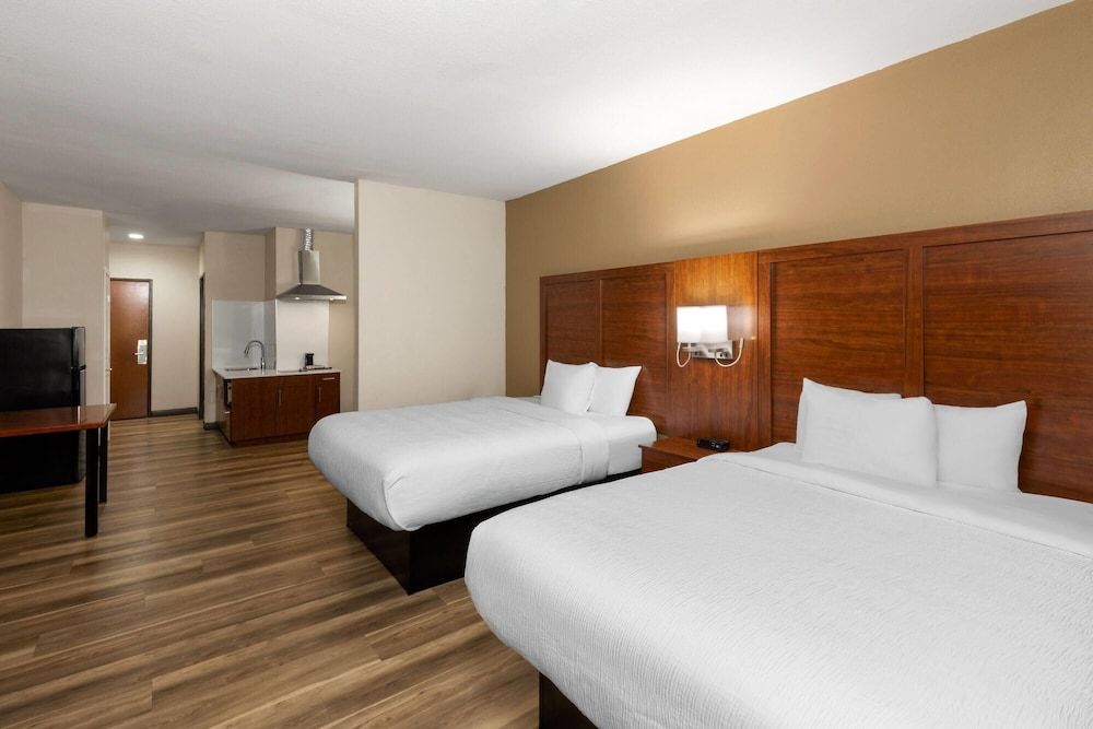 Hawthorn Extended Stay by Wyndham College Station South Suite, Multiple Beds, Non Smoking, Kitchenette 2