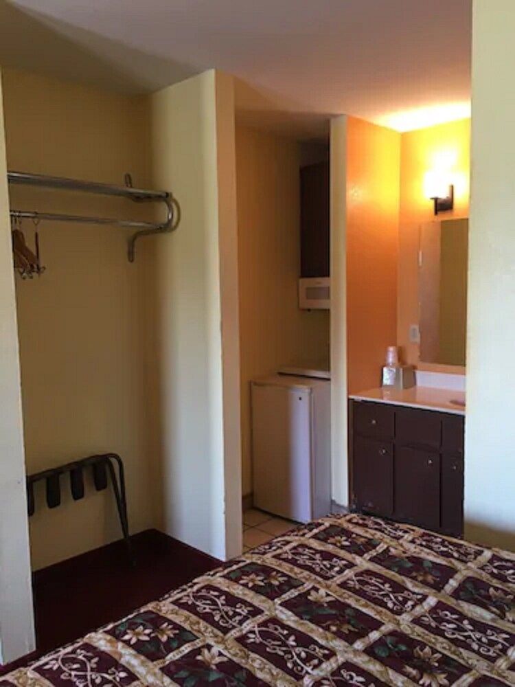 Regency Inn & Suites Classic Room, 2 Queen Beds, Non Smoking 3