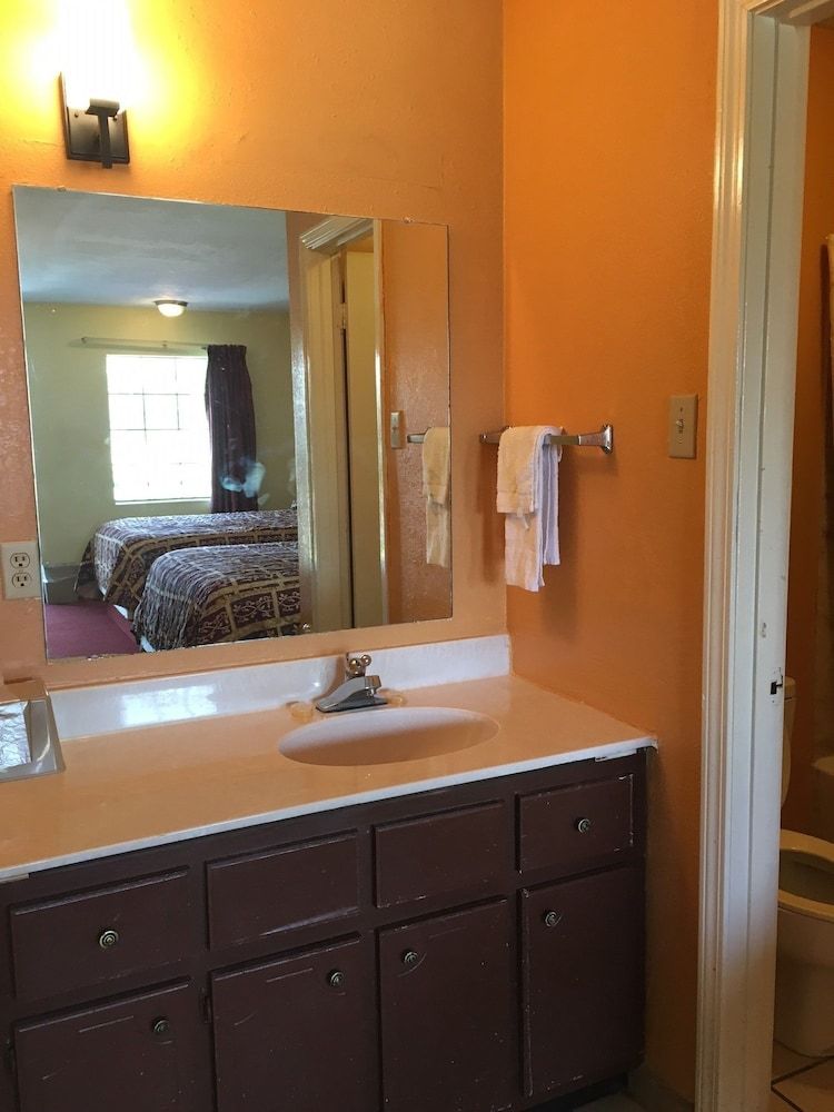 Regency Inn & Suites Classic Room, 2 Queen Beds, Non Smoking 6