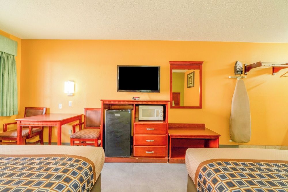 Crown Inn By OYO Denver Tx Room, 2 Double Beds, Non Smoking 8