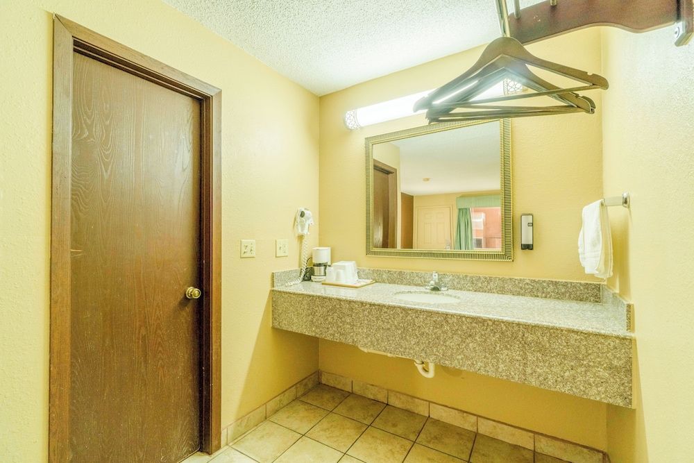 Crown Inn By OYO Denver Tx Room, 1 King Bed, Non Smoking 9