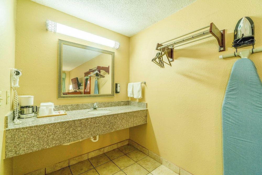 Crown Inn By OYO Denver Tx Room, 1 King Bed, Non Smoking 11