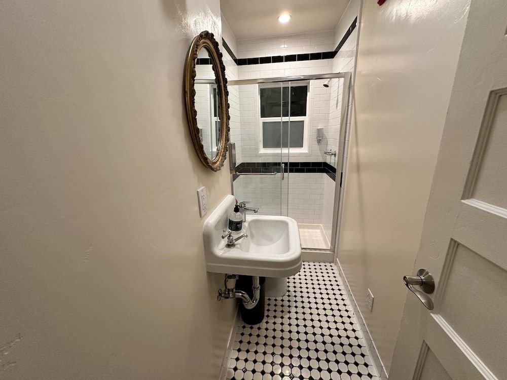 West River House Family Room, Shared Bathroom 5