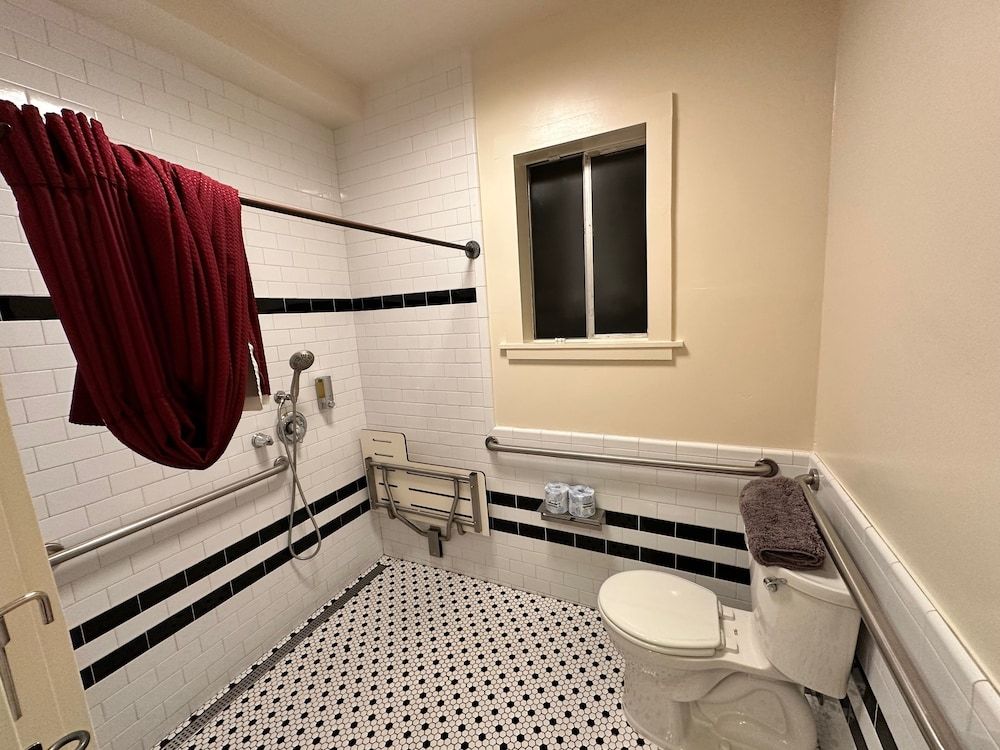 West River House Family Room, Shared Bathroom 4