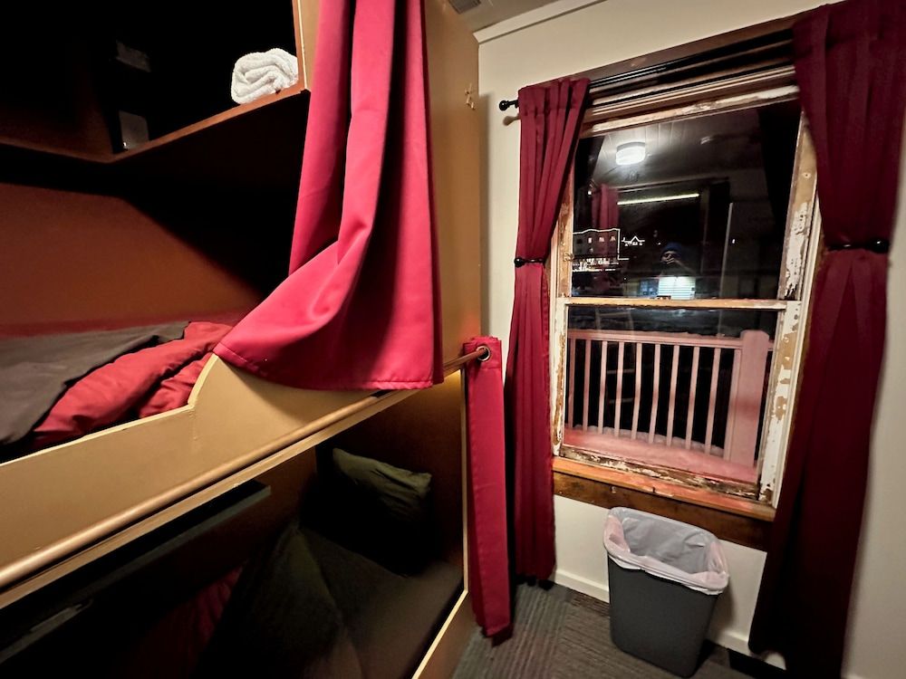 West River House Basic Quadruple Room, Shared Bathroom 2