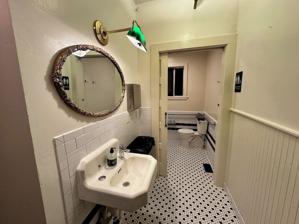 West River House Family Room, Shared Bathroom 6