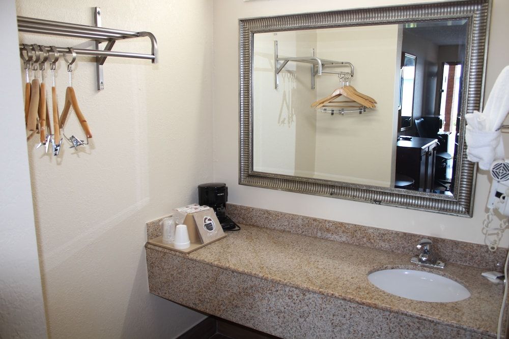 Economy Inn Standard Room, 2 Double Beds, Non Smoking (No Pets Allowed) 3