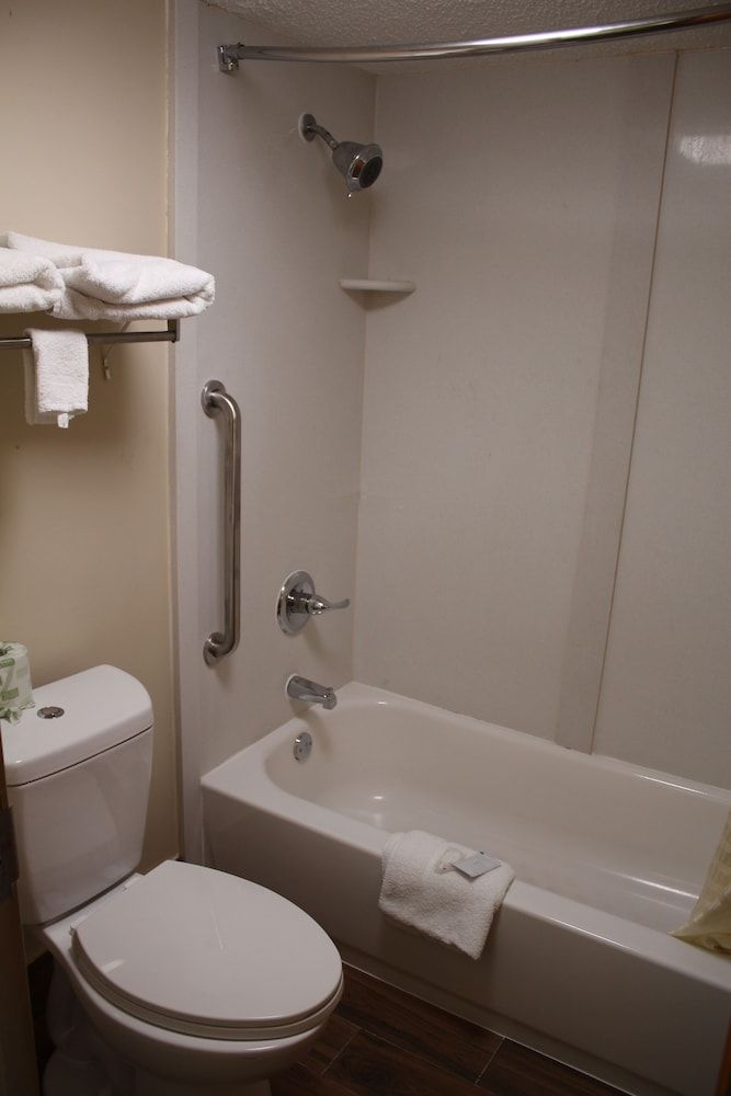 Economy Inn Standard Room, 2 Double Beds, Non Smoking (No Pets Allowed) 4