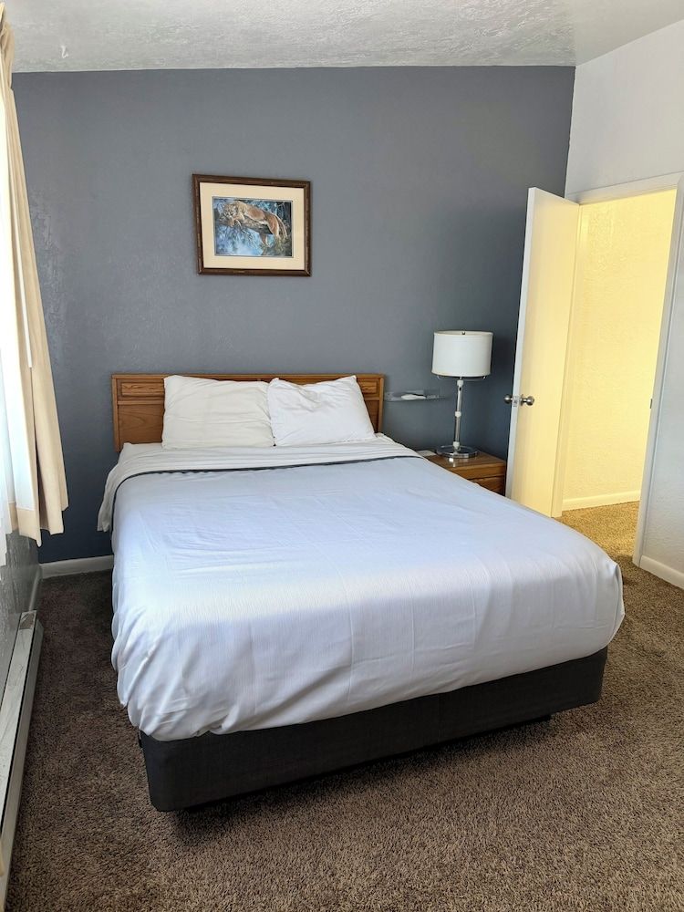 Bristlecone Motel Deluxe Suite, 2 Bedrooms (2nd floor) 2