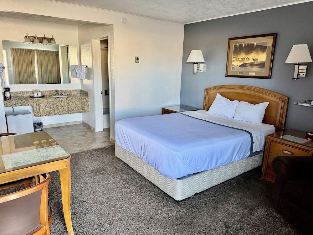 Bristlecone Motel Standard Single Room, 1 Queen Bed 2