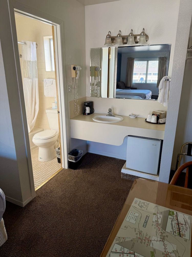 Bristlecone Motel Standard Room, 2 Queen Beds 3