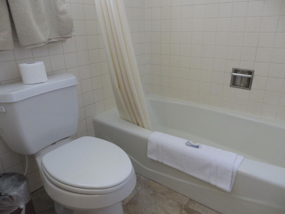 Bristlecone Motel Deluxe Suite, 2 Bedrooms (2nd floor) 8