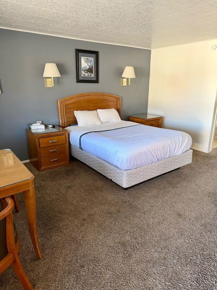 Bristlecone Motel Standard Single Room, 1 Queen Bed 3