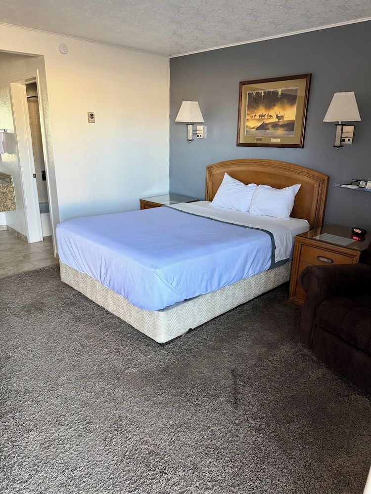 Bristlecone Motel Standard Single Room, 1 Queen Bed 4