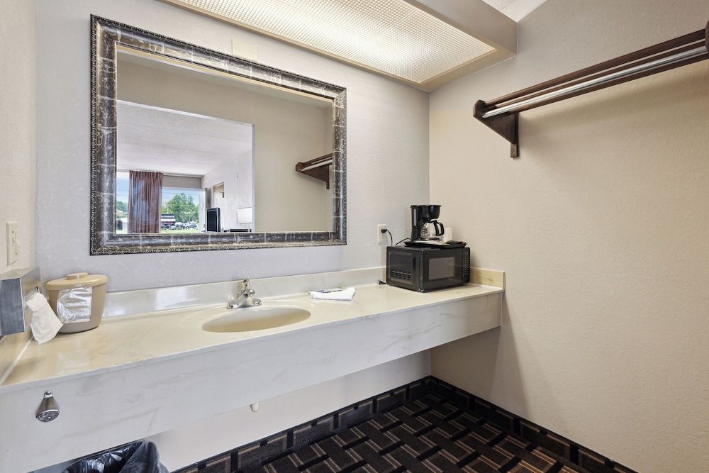 Relax inn by OYO Greeneville Near Hwy US-321 Room, 1 King Bed, Smoking 9