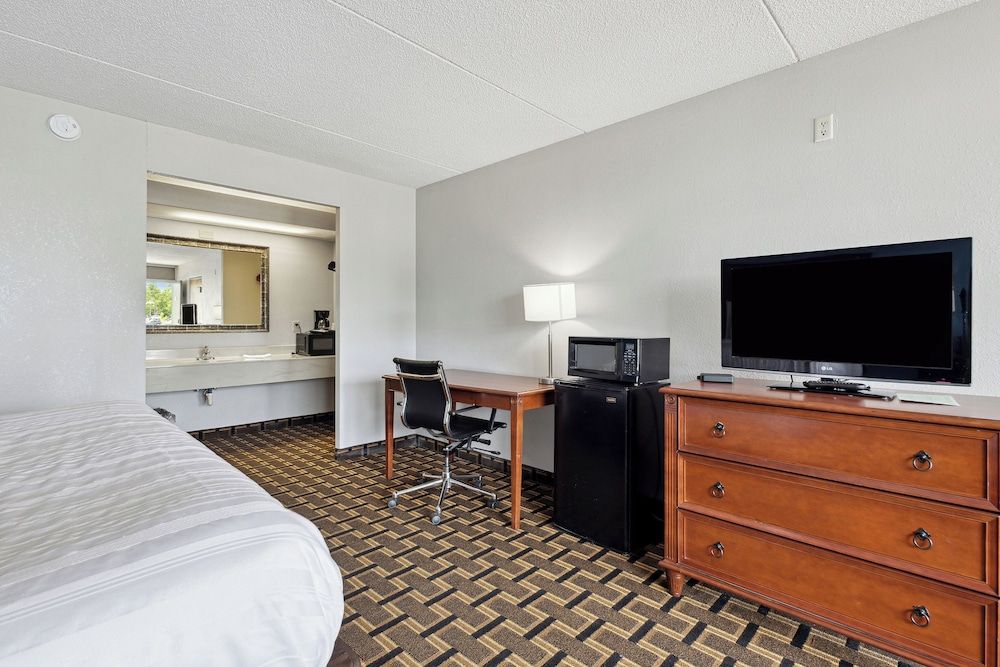 Relax inn by OYO Greeneville Near Hwy US-321 Room, 1 King Bed, Smoking 8