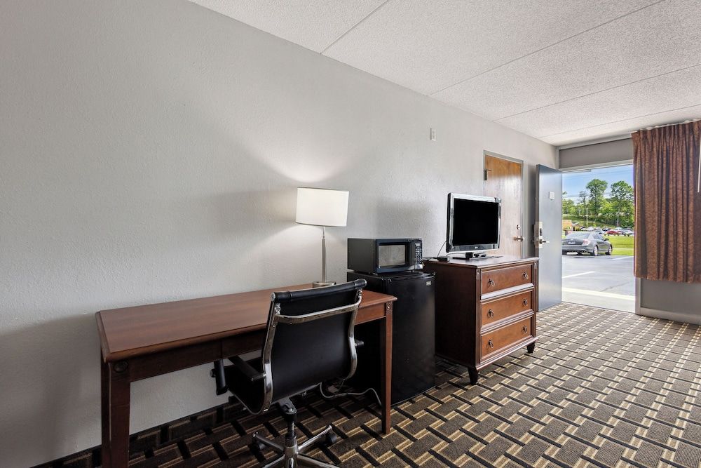 Relax inn by OYO Greeneville Near Hwy US-321 Room, 1 King Bed, Smoking 4