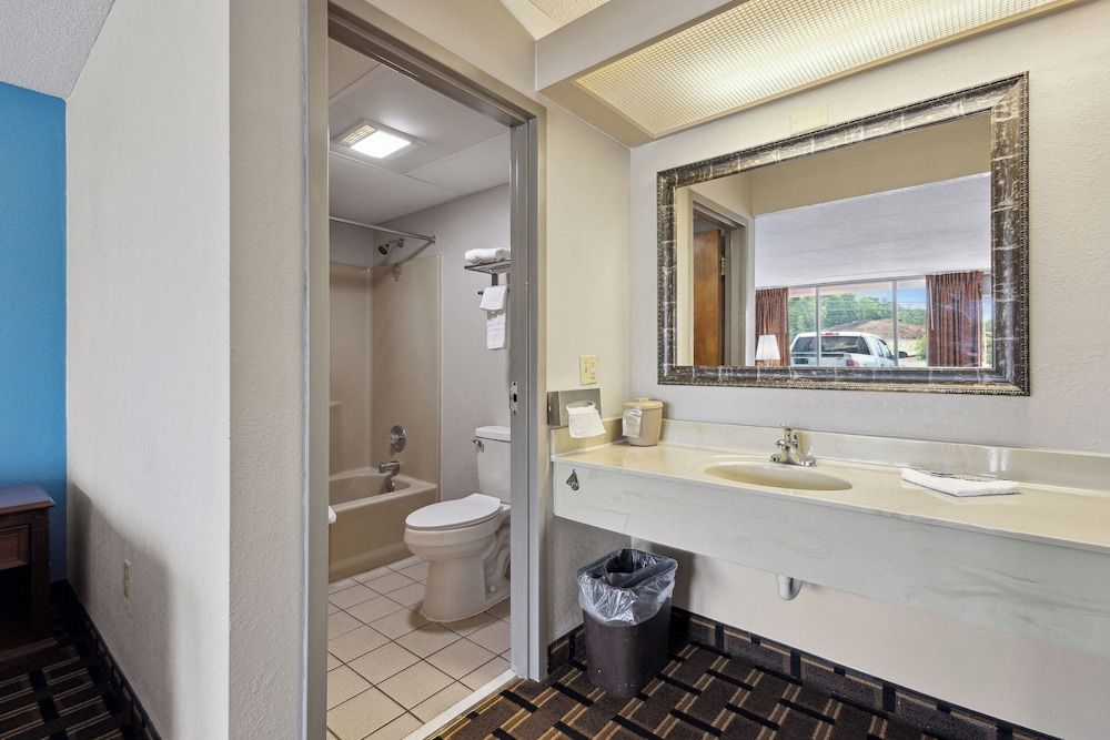 Relax inn by OYO Greeneville Near Hwy US-321 Room, 1 King Bed, Smoking 11