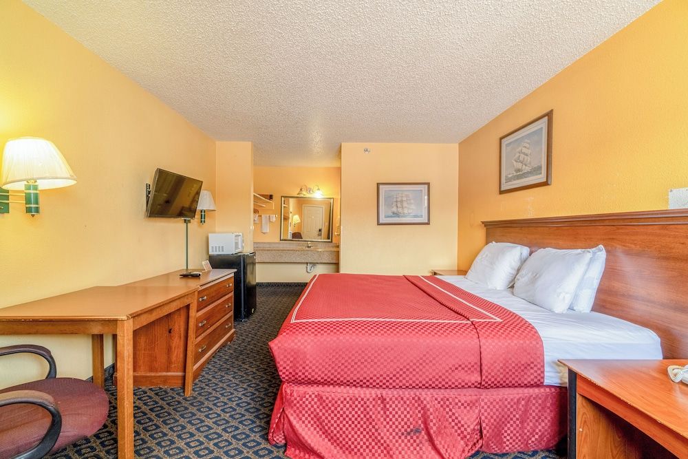 OYO Budget Inn Falfurrias Hwy 281 Room, 1 King Bed, Non Smoking 2