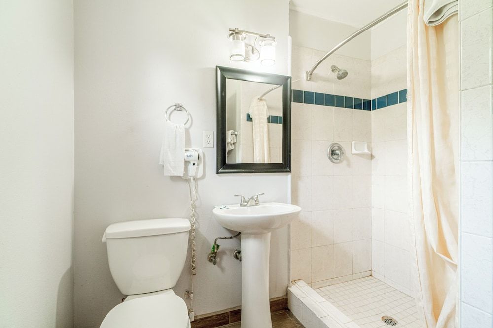 OYO Budget Inn Falfurrias Hwy 281 2 Queen Beds with Kitchenette Non-Smoking 10