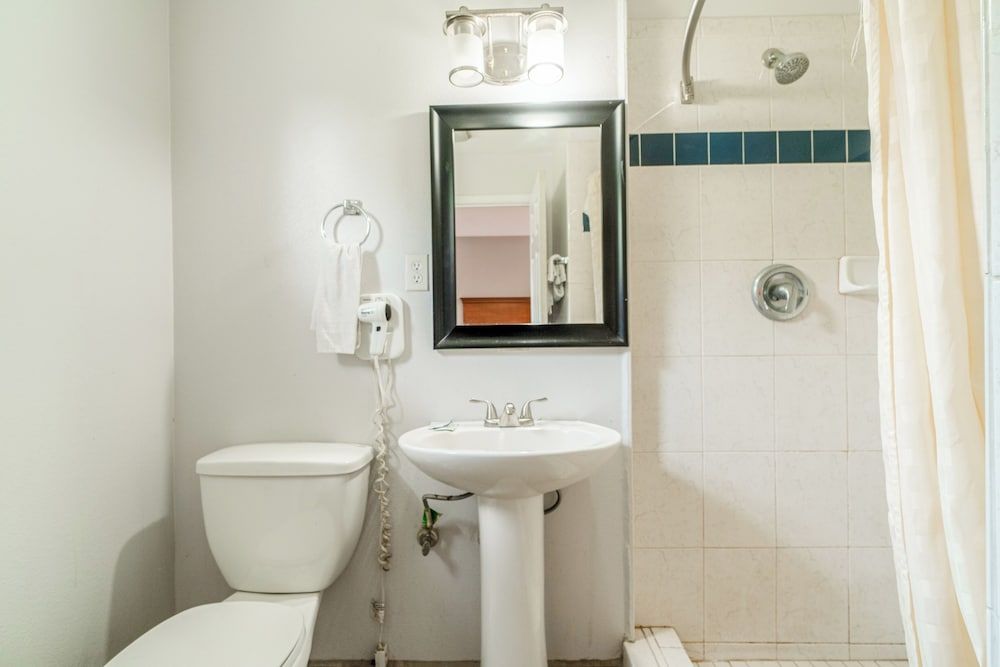 OYO Budget Inn Falfurrias Hwy 281 2 Queen Beds with Kitchenette Non-Smoking 9