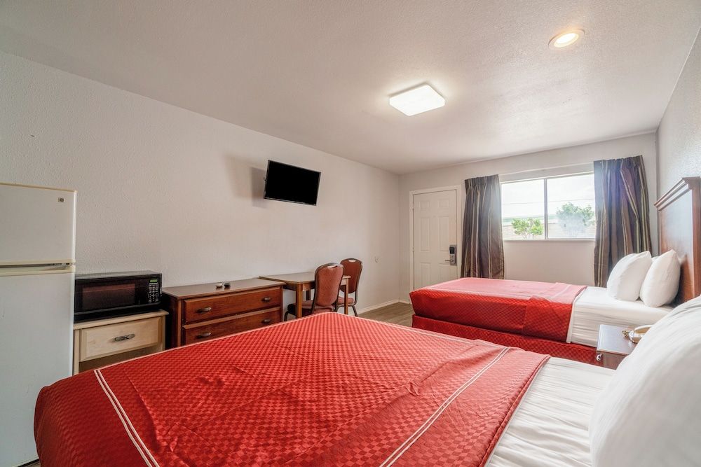 OYO Budget Inn Falfurrias Hwy 281 Room, 2 Queen Beds, Smoking 5