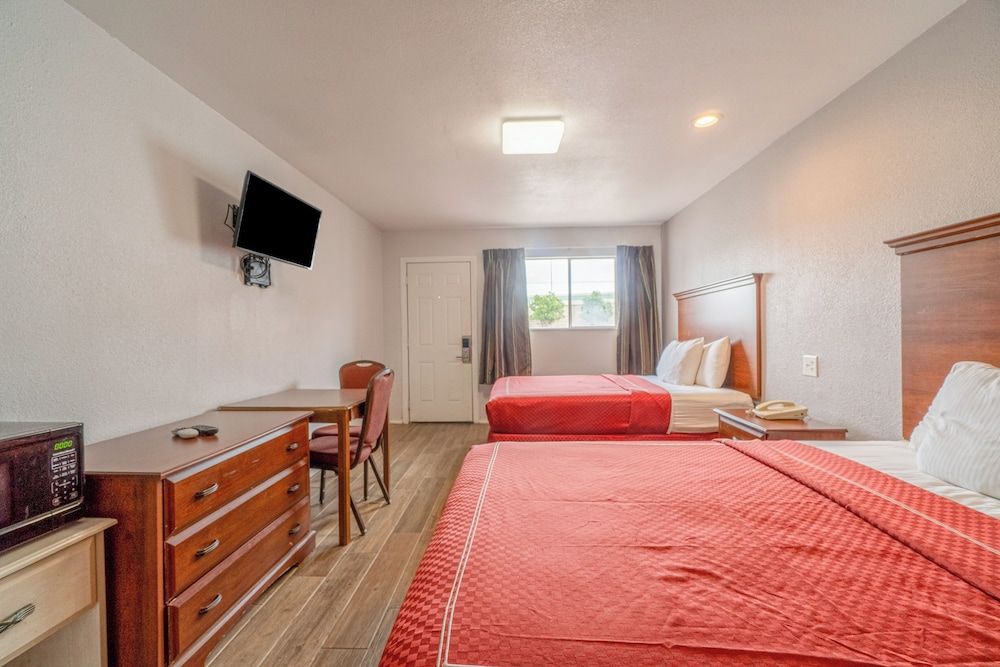 OYO Budget Inn Falfurrias Hwy 281 Room, 2 Queen Beds, Smoking 8
