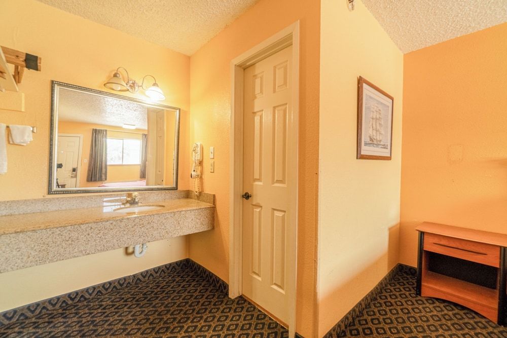 OYO Budget Inn Falfurrias Hwy 281 Room, 1 King Bed, Non Smoking 10