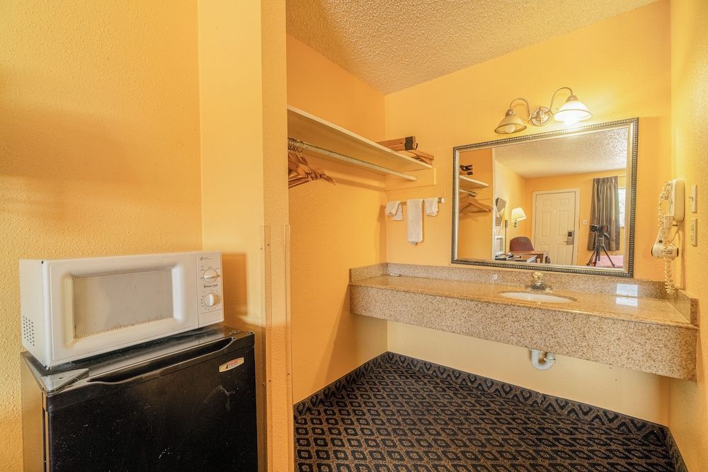 OYO Budget Inn Falfurrias Hwy 281 Room, 1 King Bed, Non Smoking 8