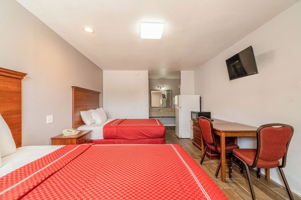 OYO Budget Inn Falfurrias Hwy 281 Room, 2 Queen Beds, Smoking 3