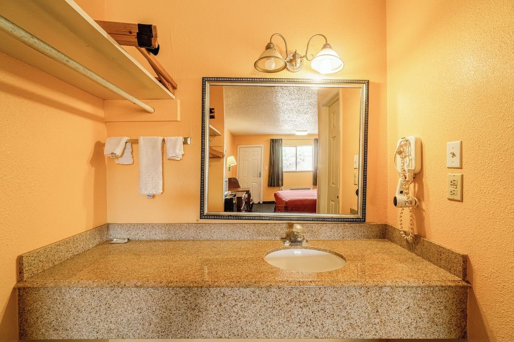 OYO Budget Inn Falfurrias Hwy 281 Room, 1 King Bed, Non Smoking 7