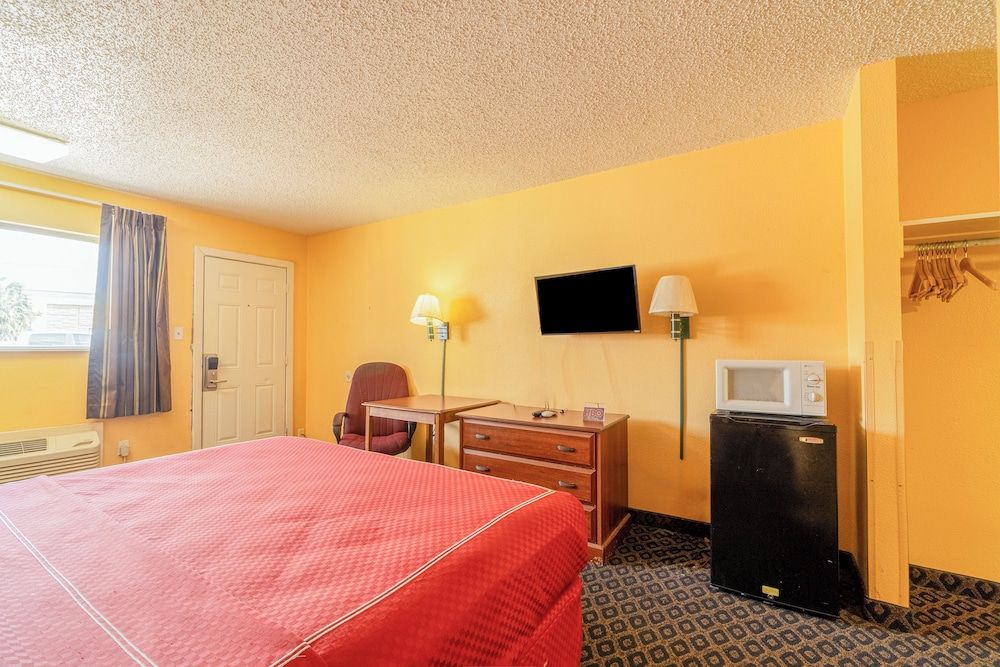 OYO Budget Inn Falfurrias Hwy 281 Room, 1 King Bed, Non Smoking 5