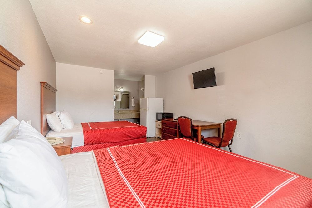OYO Budget Inn Falfurrias Hwy 281 Room, 2 Queen Beds, Smoking 4