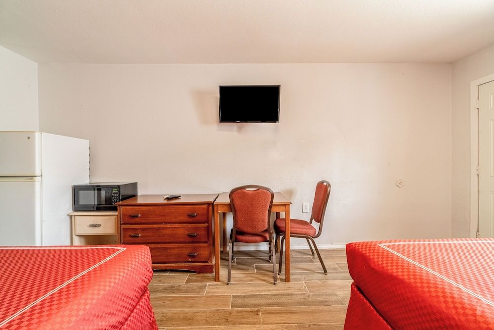 OYO Budget Inn Falfurrias Hwy 281 Room, 2 Queen Beds, Smoking 6