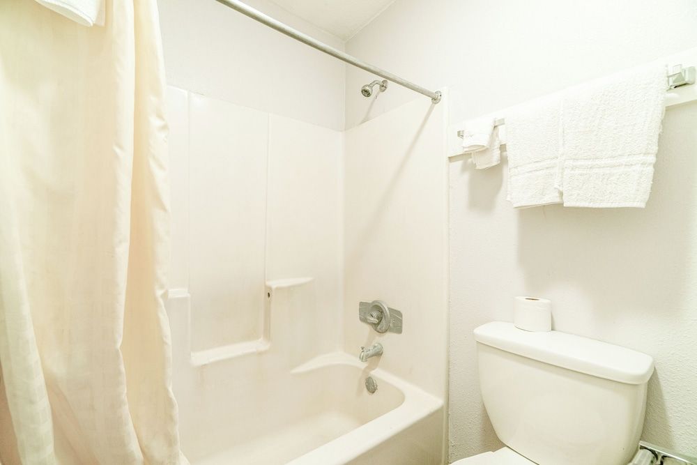 OYO Budget Inn Falfurrias Hwy 281 Room, 2 Queen Beds, Smoking 11