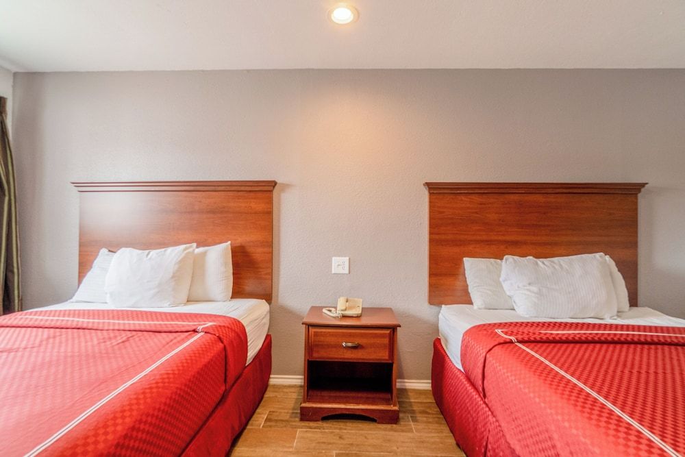 OYO Budget Inn Falfurrias Hwy 281 Room, 2 Queen Beds, Smoking 2