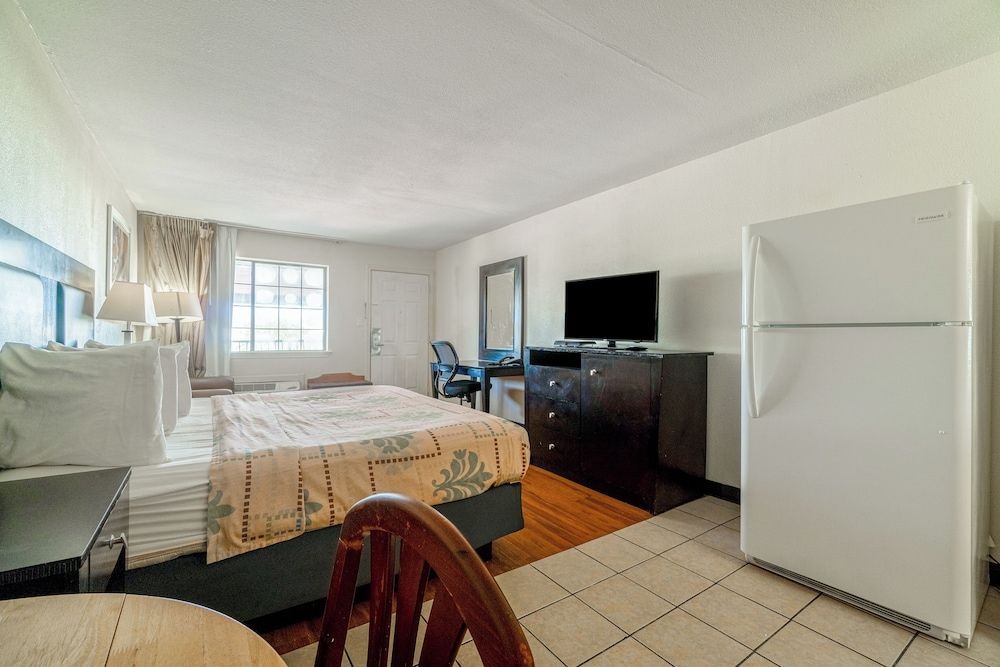 Executive Inn Port Lavaca by OYO Room, 1 King Bed, Non Smoking, Kitchenette 4