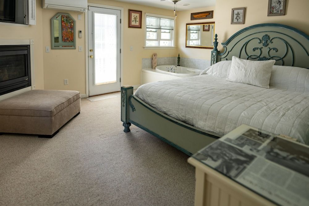 Deluxe Suite, Jetted Tub, Pool View