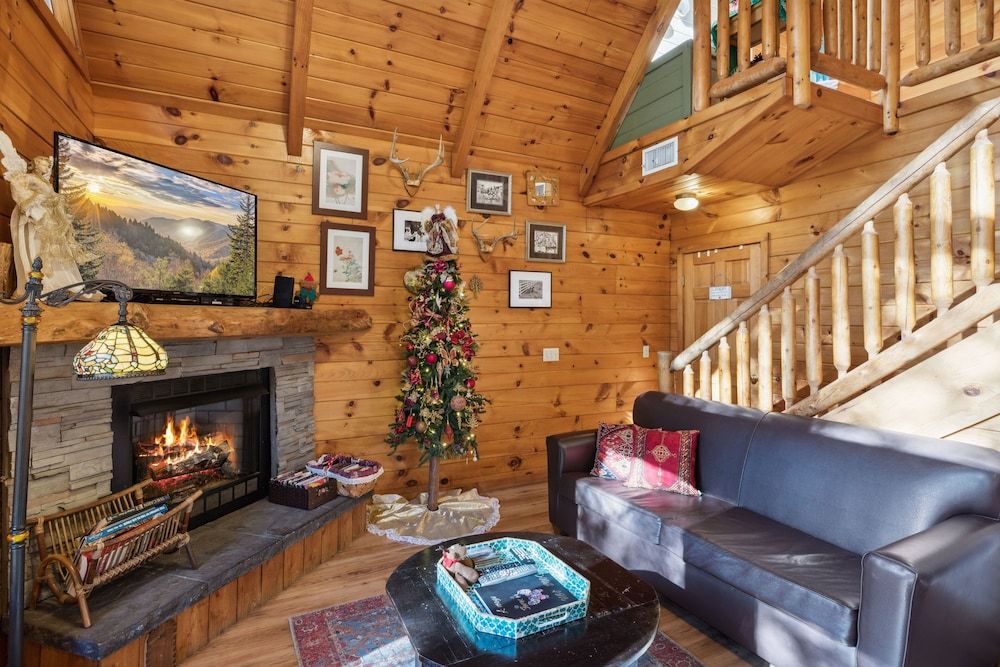 Always & Forever 1 Bedroom Cabin by RedAwning Cabin, 1 Bedroom 9