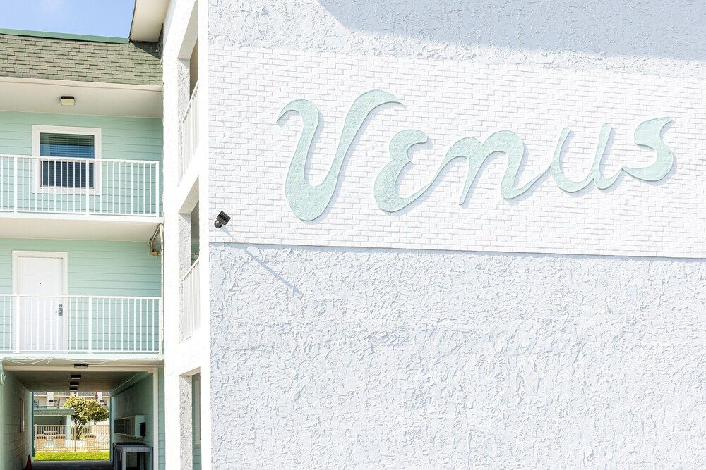 Venus 308 overlooking pool Easy Beach Access by RedAwning