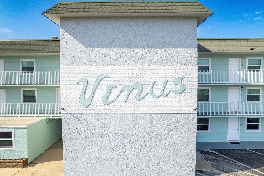 Venus 308 overlooking pool Easy Beach Access by RedAwning