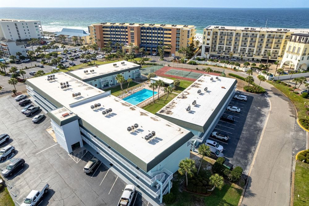 Venus 308 overlooking pool Easy Beach Access by RedAwning