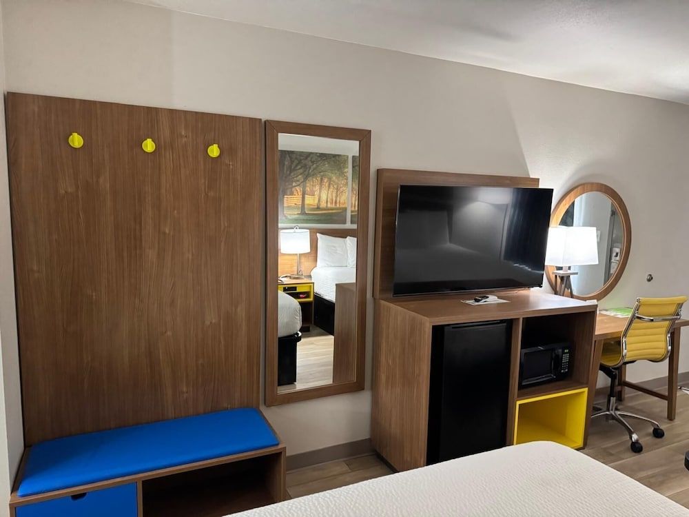 Days Inn by Wyndham Clanton AL Room, 1 King Bed, Mobility Accessible, Non Smoking (Bathtub W/grab Bars) 2