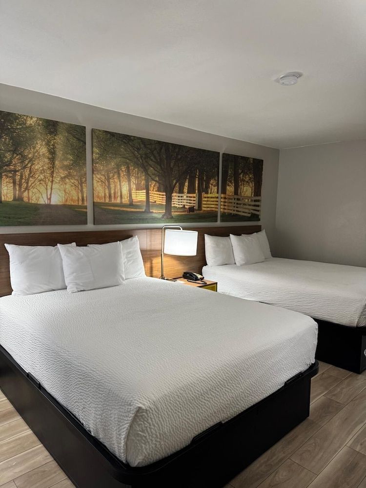 Days Inn by Wyndham Clanton AL Room, 2 Queen Beds, Non Smoking 3