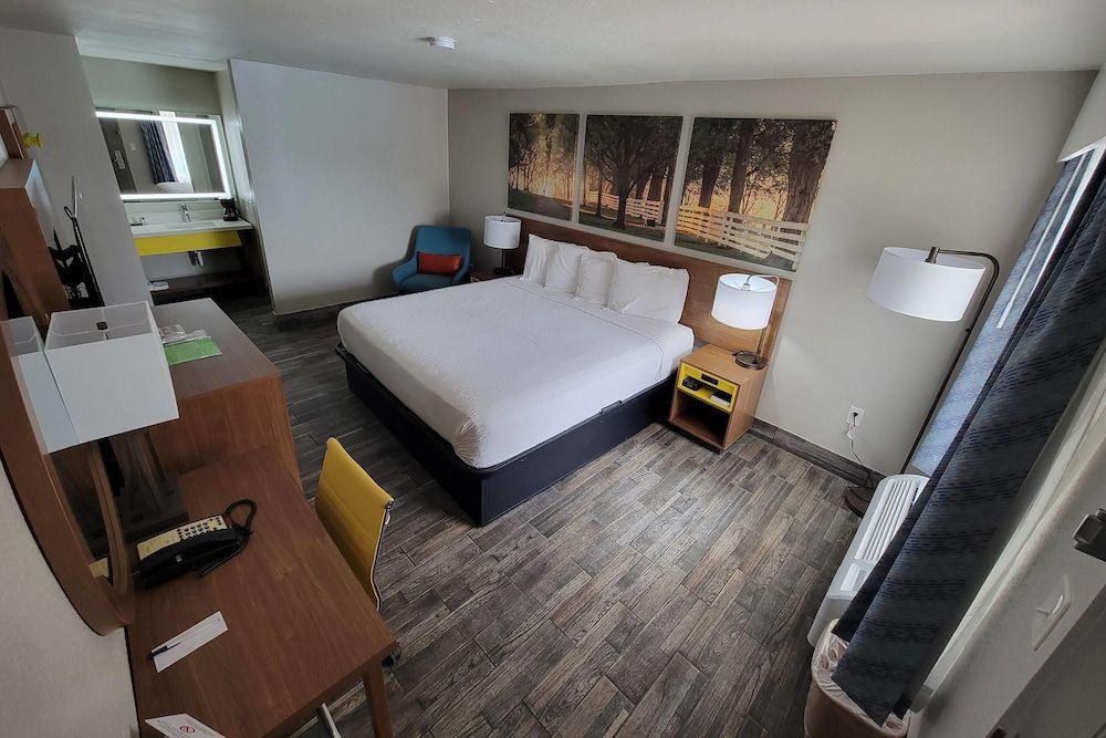 Days Inn by Wyndham Clanton AL